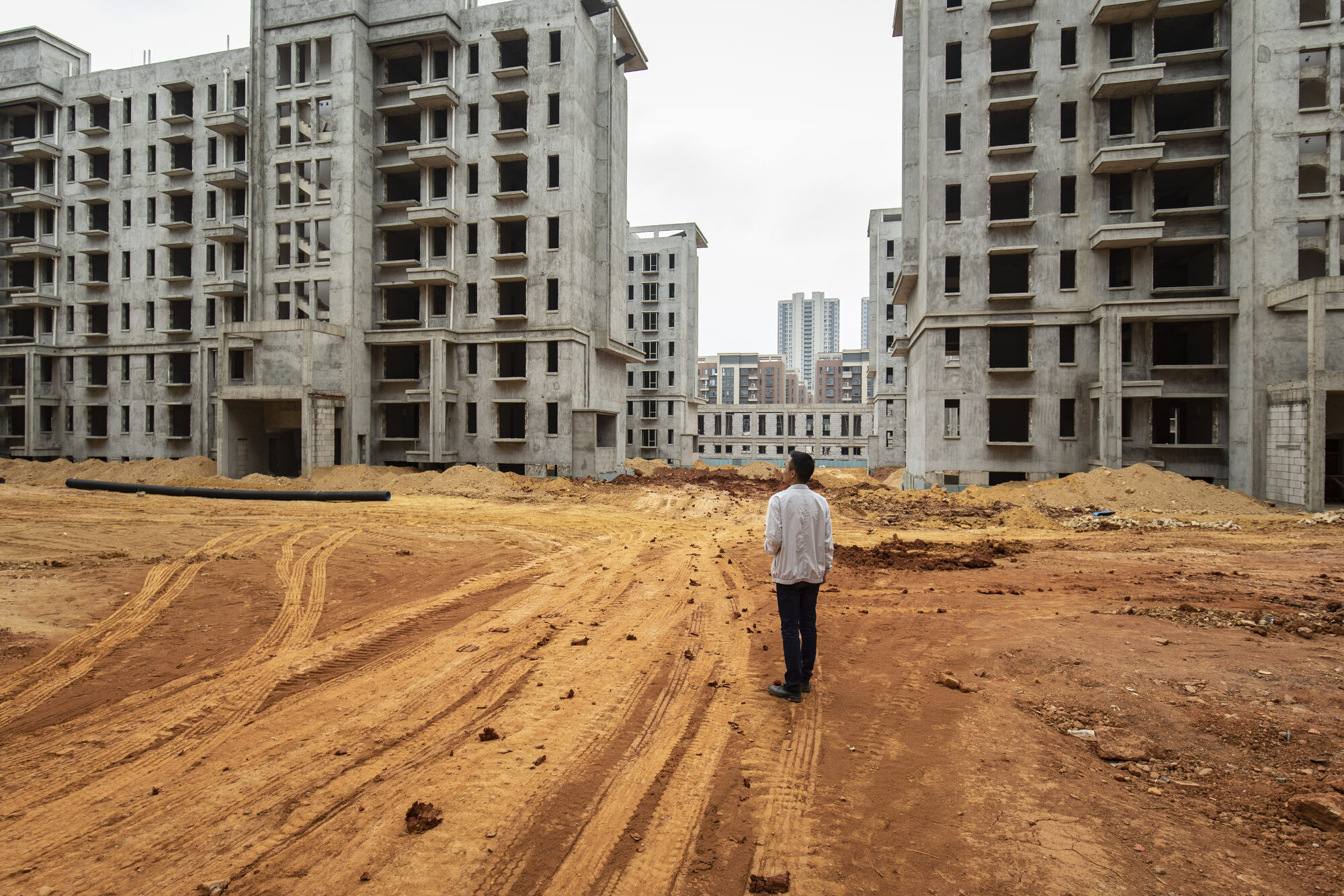 地产大佬跑路留下烂尾楼现场